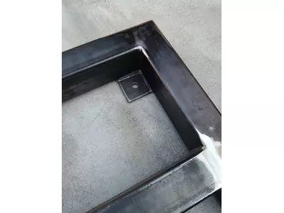 Functional corner detail of an industrial welded skid frame with integrated mounting plate and bolt hole. The joint reflects practical design, stable construction and careful fabrication suited to repeatable industrial work..jpg